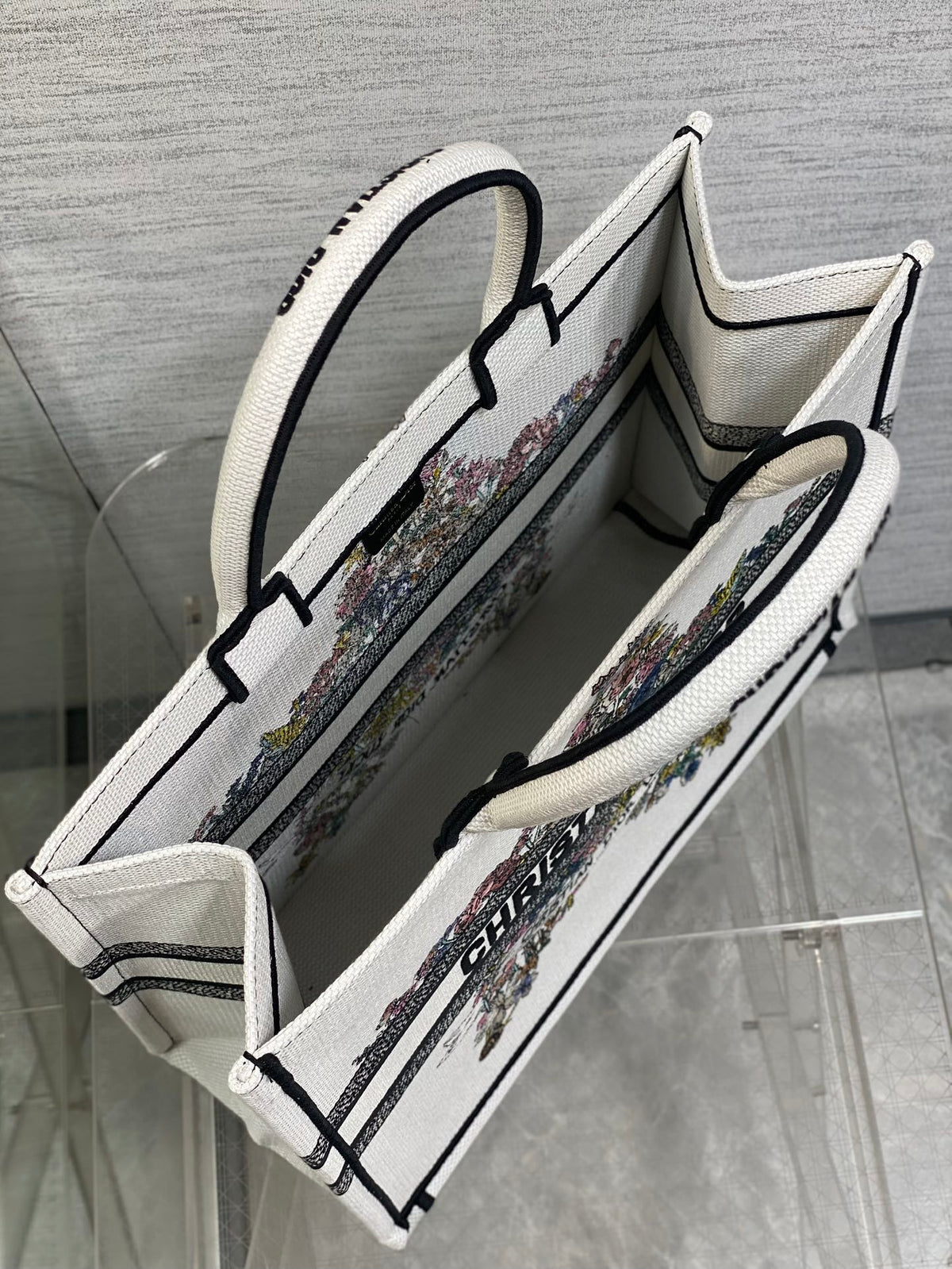 DIOR 25S LUCKY LARGE DIOR BOOK TOTE 42 IN WHITE MULTICOLOR DIOR STAR EMBROIDERY